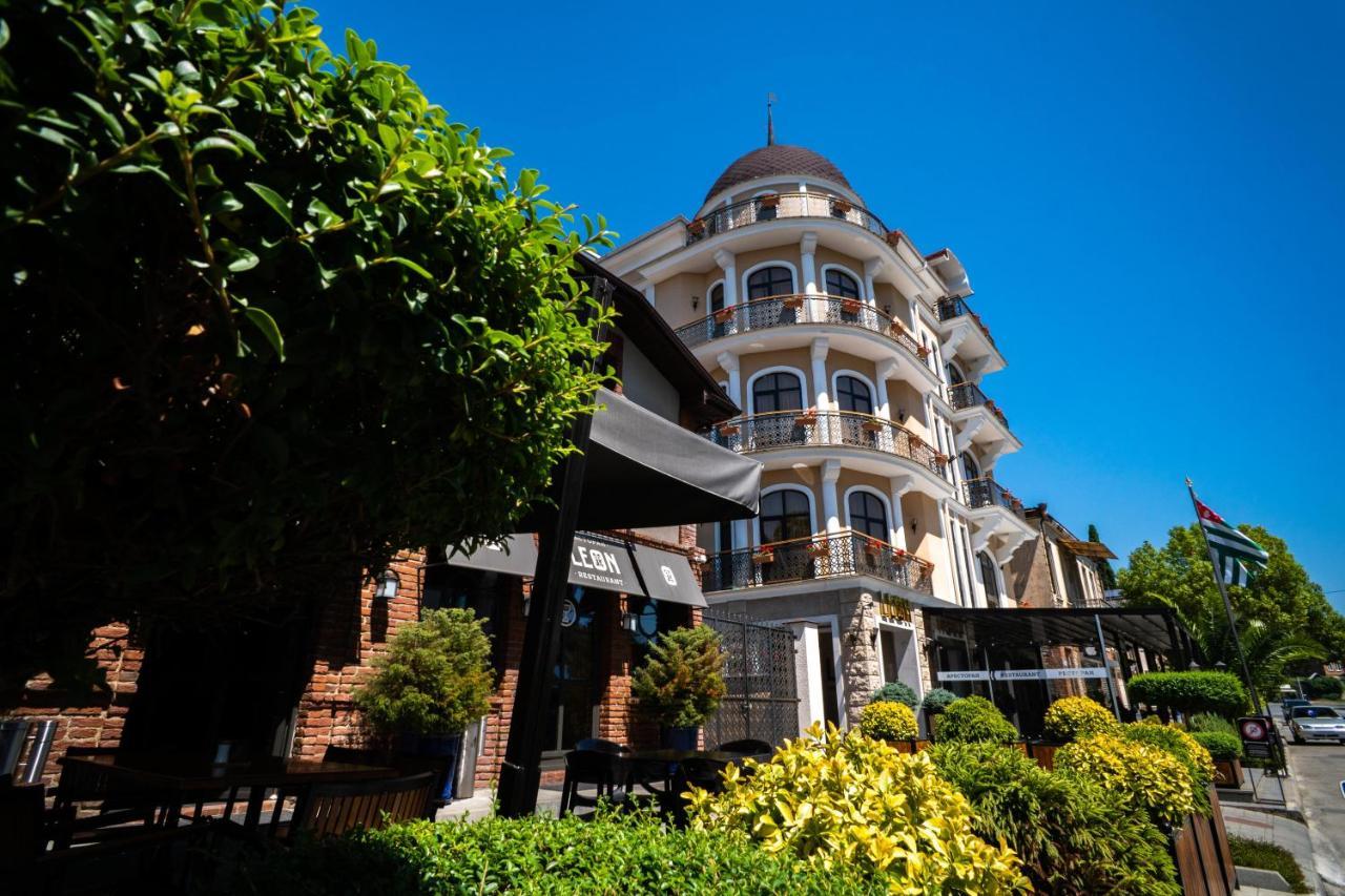 Leon Boutique Hotel Sukhumi Bagian luar foto