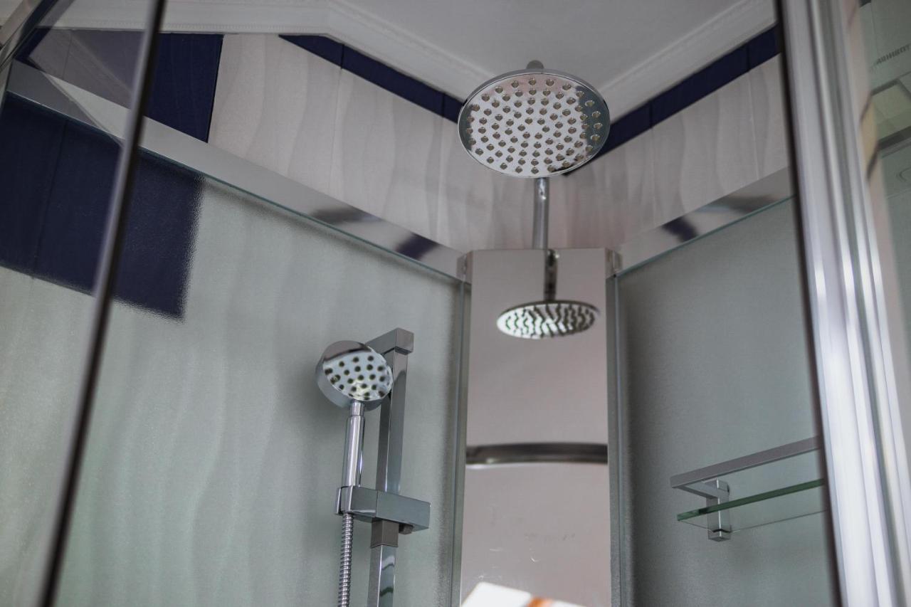 Leon Boutique Hotel Sukhumi Bagian luar foto