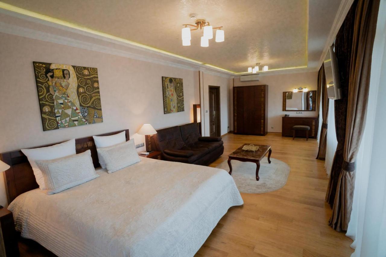 Leon Boutique Hotel Sukhumi Bagian luar foto