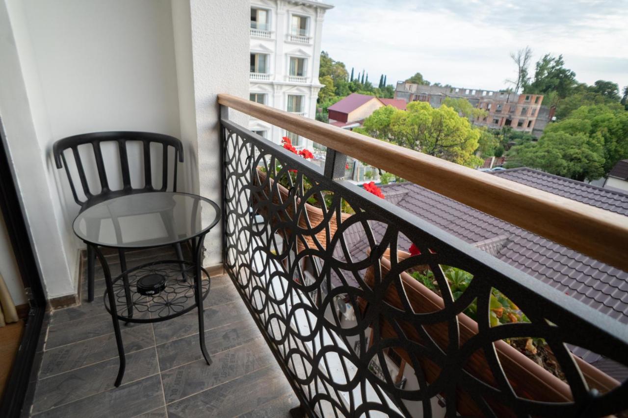 Leon Boutique Hotel Sukhumi Bagian luar foto