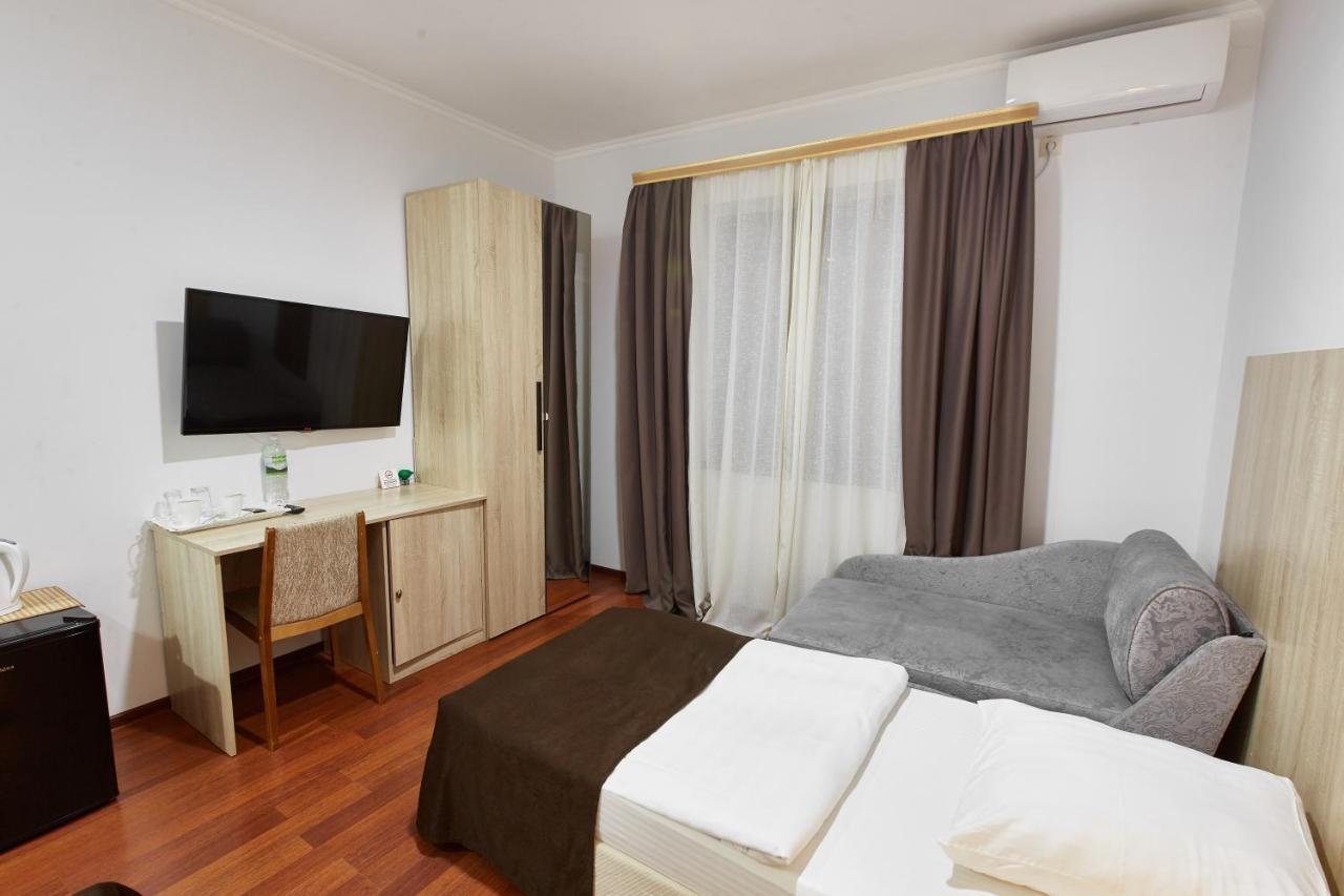 Leon Boutique Hotel Sukhumi Bagian luar foto