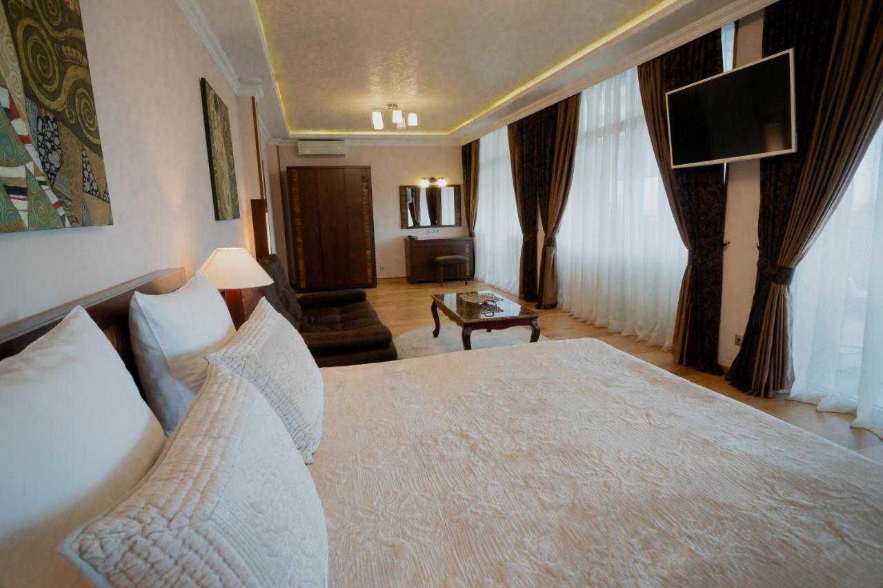Leon Boutique Hotel Sukhumi Bagian luar foto