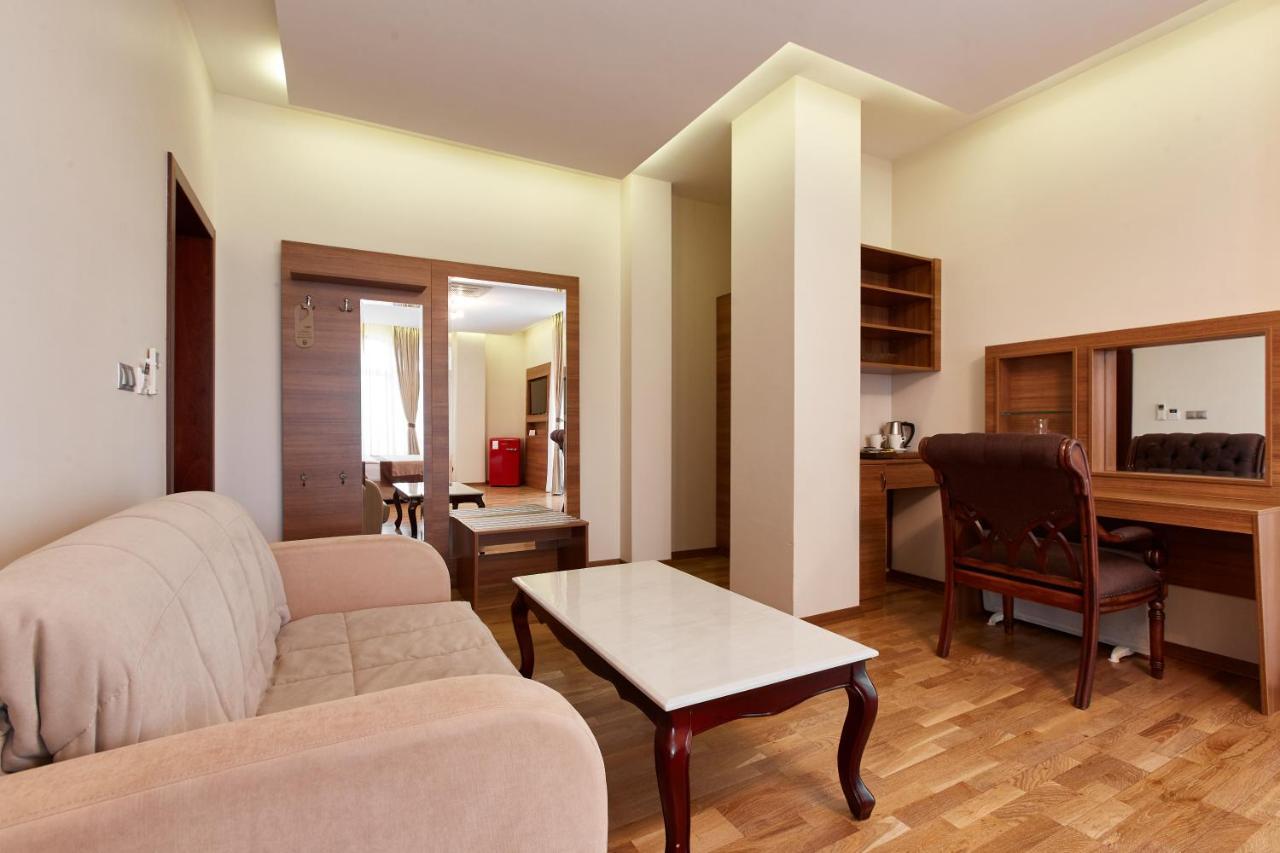 Leon Boutique Hotel Sukhumi Bagian luar foto