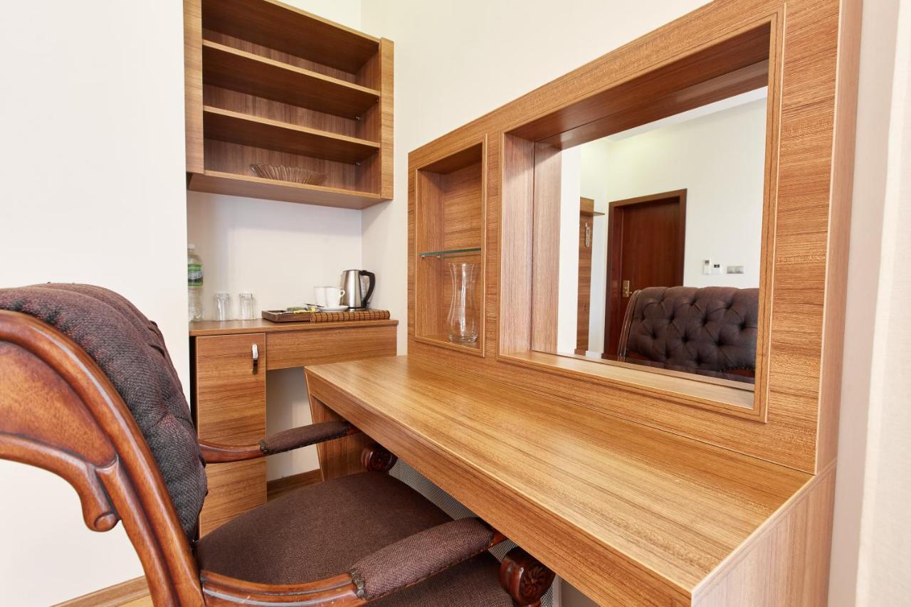 Leon Boutique Hotel Sukhumi Bagian luar foto