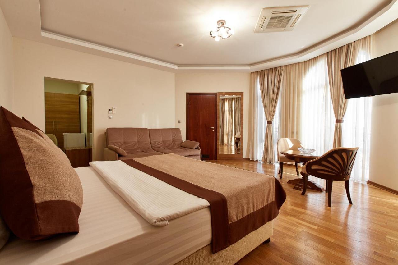 Leon Boutique Hotel Sukhumi Bagian luar foto
