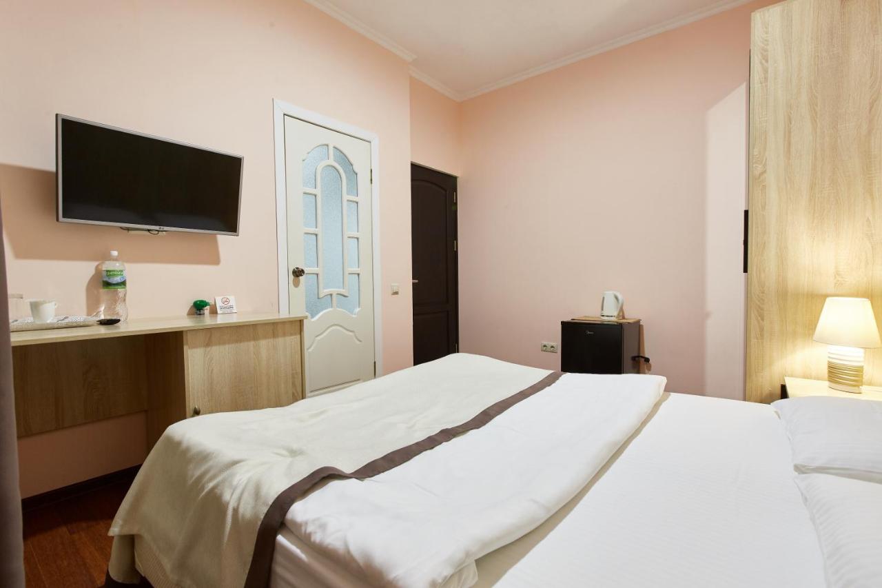 Leon Boutique Hotel Sukhumi Bagian luar foto
