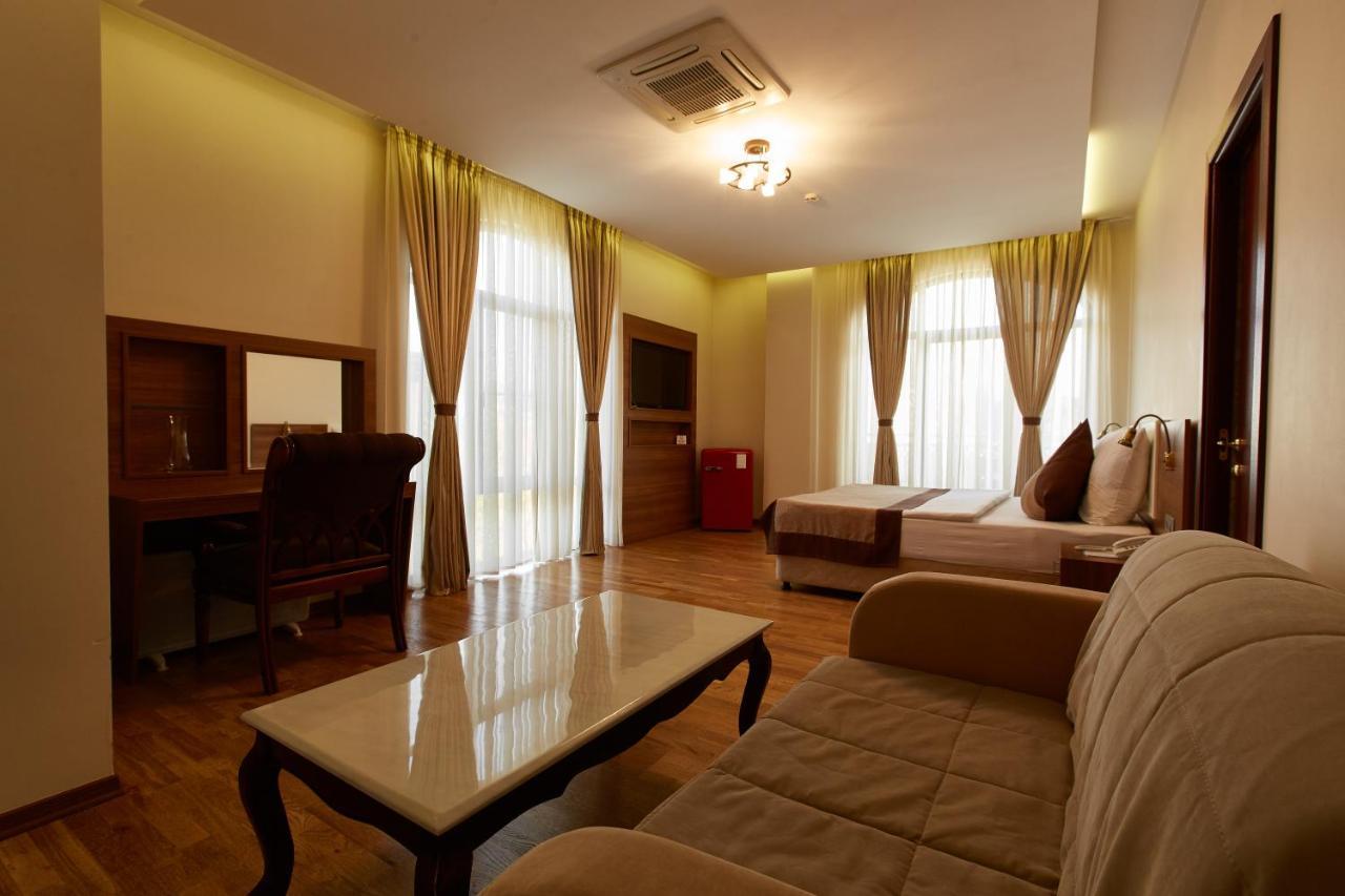 Leon Boutique Hotel Sukhumi Bagian luar foto